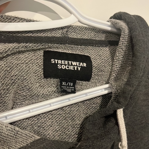 Cropped Hoodie - Picture 3 of 4